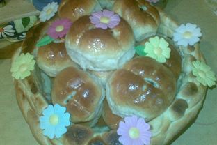 Пасхальные булочки в корзинке