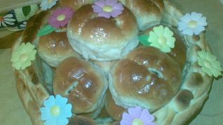 Пасхальные булочки в корзинке