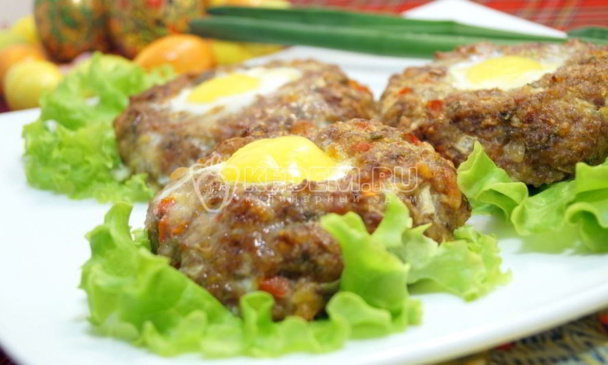 Рецепт пасхальные мясные колечки с яйцом