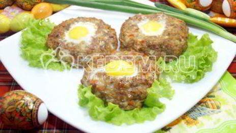 пасхальные мясные колечки с яйцом