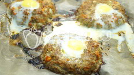 пасхальные мясные колечки с яйцом