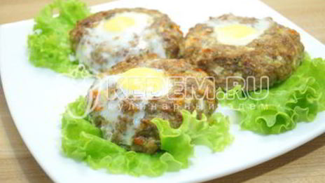 пасхальные мясные колечки с яйцом