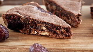 Пудинг с финиками и грецкими орехами в мультиварке