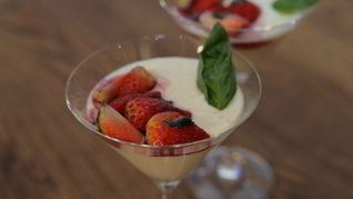 Сливочный десерт с клубникой и базиликом