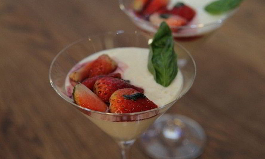 Рецепт сливочного десерта с клубникой и базиликом