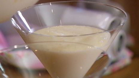 сливочный десерт с клубникой и базиликом