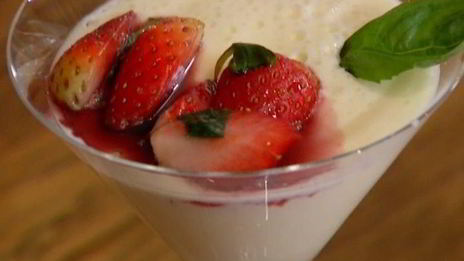 сливочный десерт с клубникой и базиликом