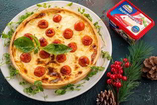 Киш с сырным суфле и помидорами черри