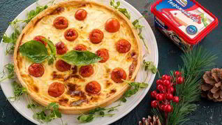 Киш с сырным суфле и помидорами черри