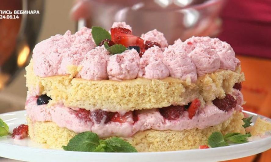 Рецепт миндальный бисквит под ягодным суфле