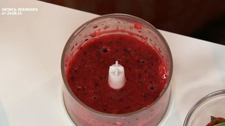 миндальный бисквит под ягодным суфле