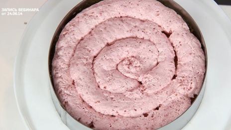 миндальный бисквит под ягодным суфле