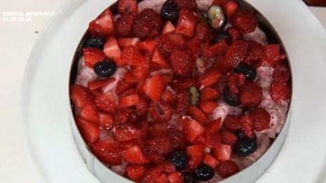 миндальный бисквит под ягодным суфле