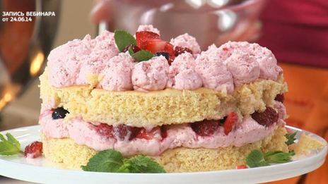 миндальный бисквит под ягодным суфле