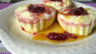 Паровое творожное суфле с вишневым конфитюром