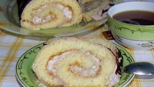 Рулет бисквитный с клубнично-сливочным суфле