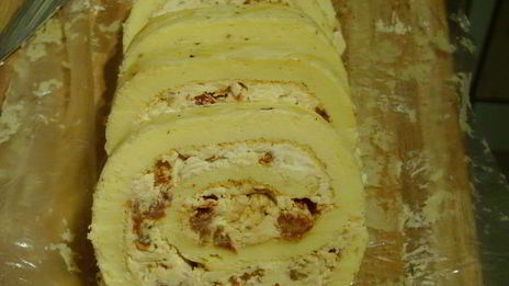 рулет-суфле с пармезаном и вялеными томатами