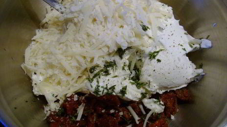 рулет-суфле с пармезаном и вялеными томатами