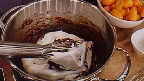 шоколадное суфле под кофейным сабайоном с пряным кумкватом