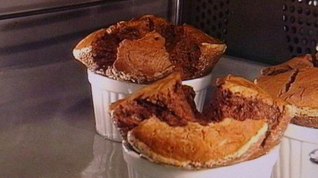 шоколадное суфле под кофейным сабайоном с пряным кумкватом