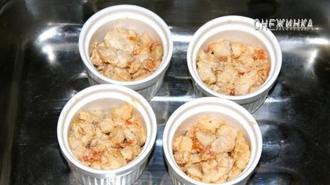 сочное куриное филе под рисово-морковным суфле