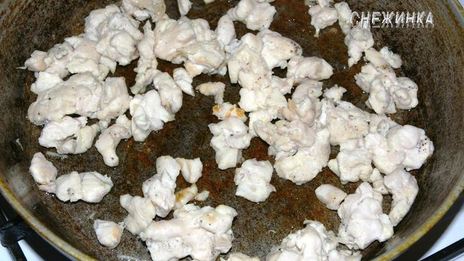 сочное куриное филе под рисово-морковным суфле