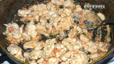 сочное куриное филе под рисово-морковным суфле