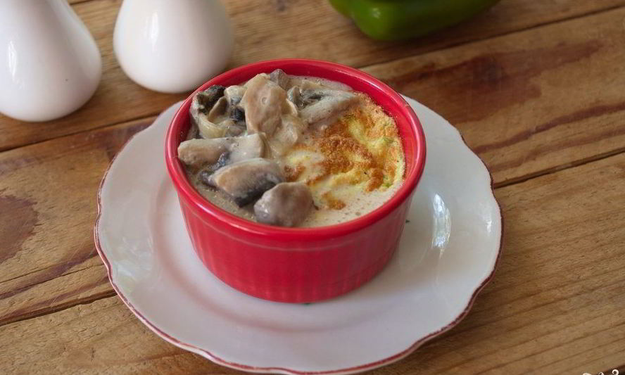 Рецепт суфле из кабачков с грибным соусом