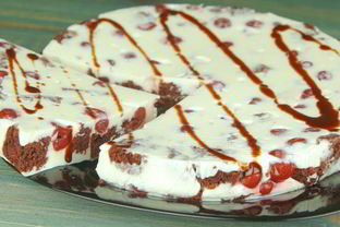 Торт-суфле с бисквитом и вишнями