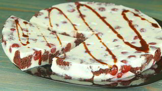 Торт-суфле с бисквитом и вишнями