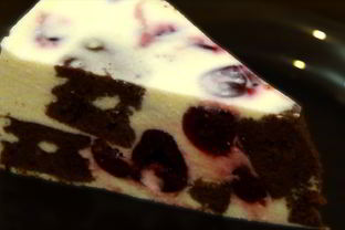 Торт-суфле с творогом и вишнями