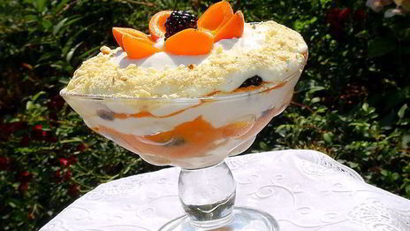 десерт с абрикосами и ежевикой по мотивам тирамису