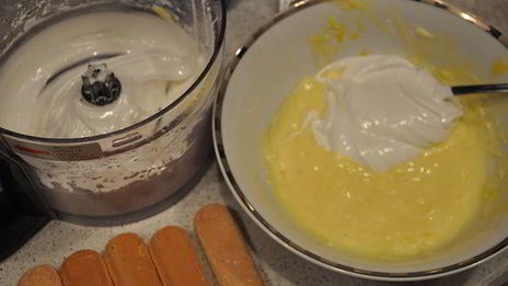 сливочное тирамису с брусничным соусом