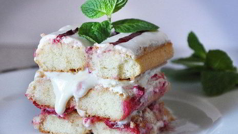 сливочное тирамису с брусничным соусом