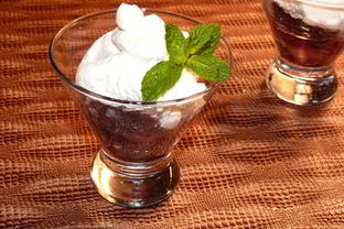 Жареные сливы со взбитыми сливками