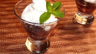 Жареные сливы со взбитыми сливками