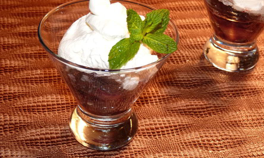 Рецепт жареные сливы со взбитыми сливками