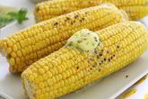 Золотистая кукуруза на гриле в сыре с дольками лайма