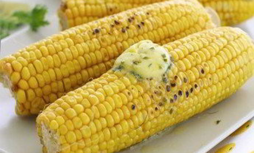 Рецепт золотистая кукуруза на гриле в сыре с дольками лайма