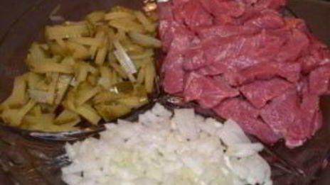 азу с солеными огурцами