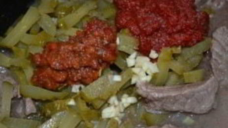 азу с солеными огурцами