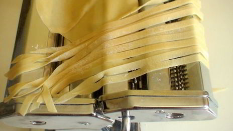 домашняя лапша в горшочке