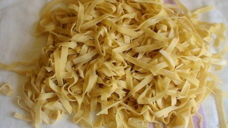 домашняя лапша в горшочке