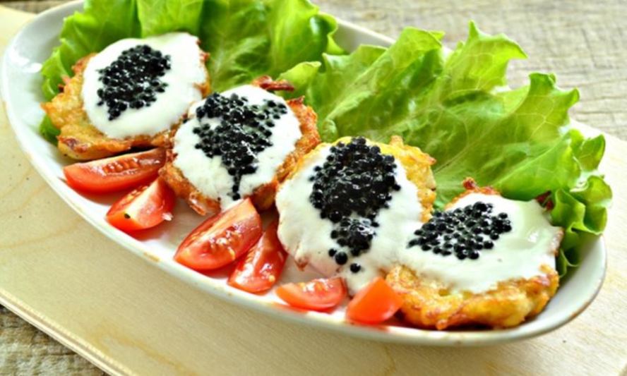 Рецепт драники с йогуртом и черной икрой