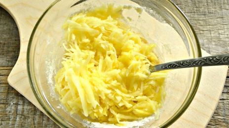 драники с йогуртом и черной икрой