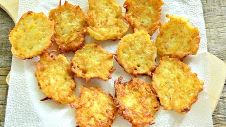 драники с йогуртом и черной икрой