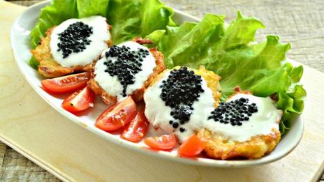 драники с йогуртом и черной икрой