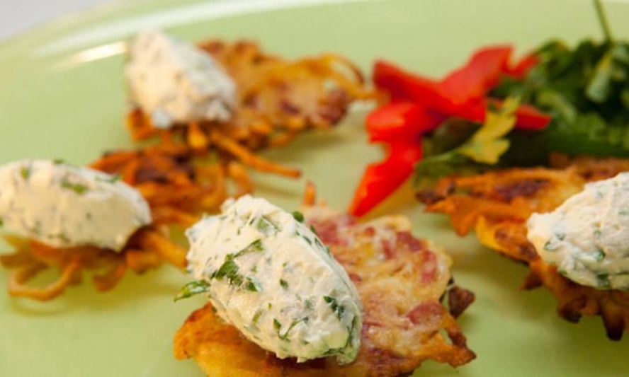 Рецепт драники с колбасой и сырной пастой