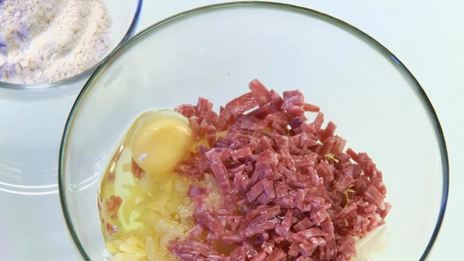 драники с колбасой и сырной пастой