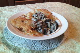 Драники с сливочно-грибным соусом